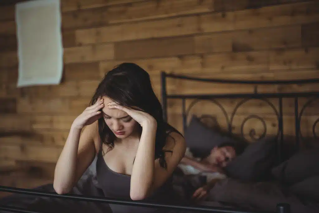 Mulher triste com a libido baixa.