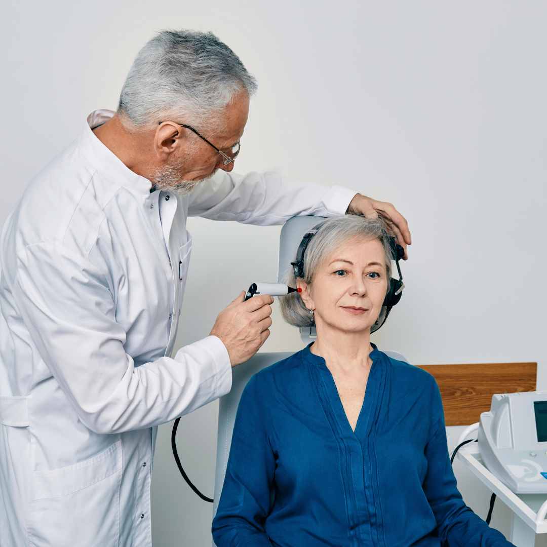 Como tratar perda auditiva em idosos de Brasília